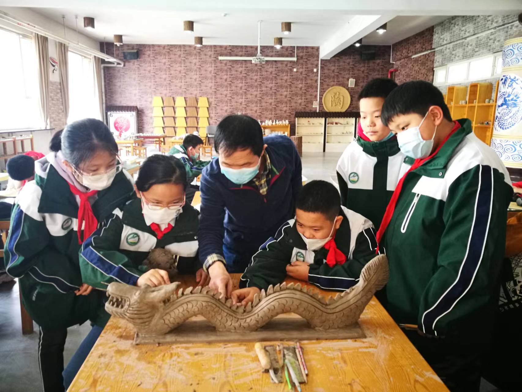 非遺傳承――盛世長安小學(xué)陶藝社團迎新年手作生肖“中國龍”  (2).jpg